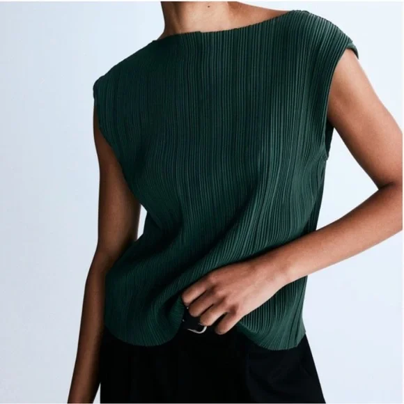 Emerald Pleated green top / NWOT - Picture 2 of 5